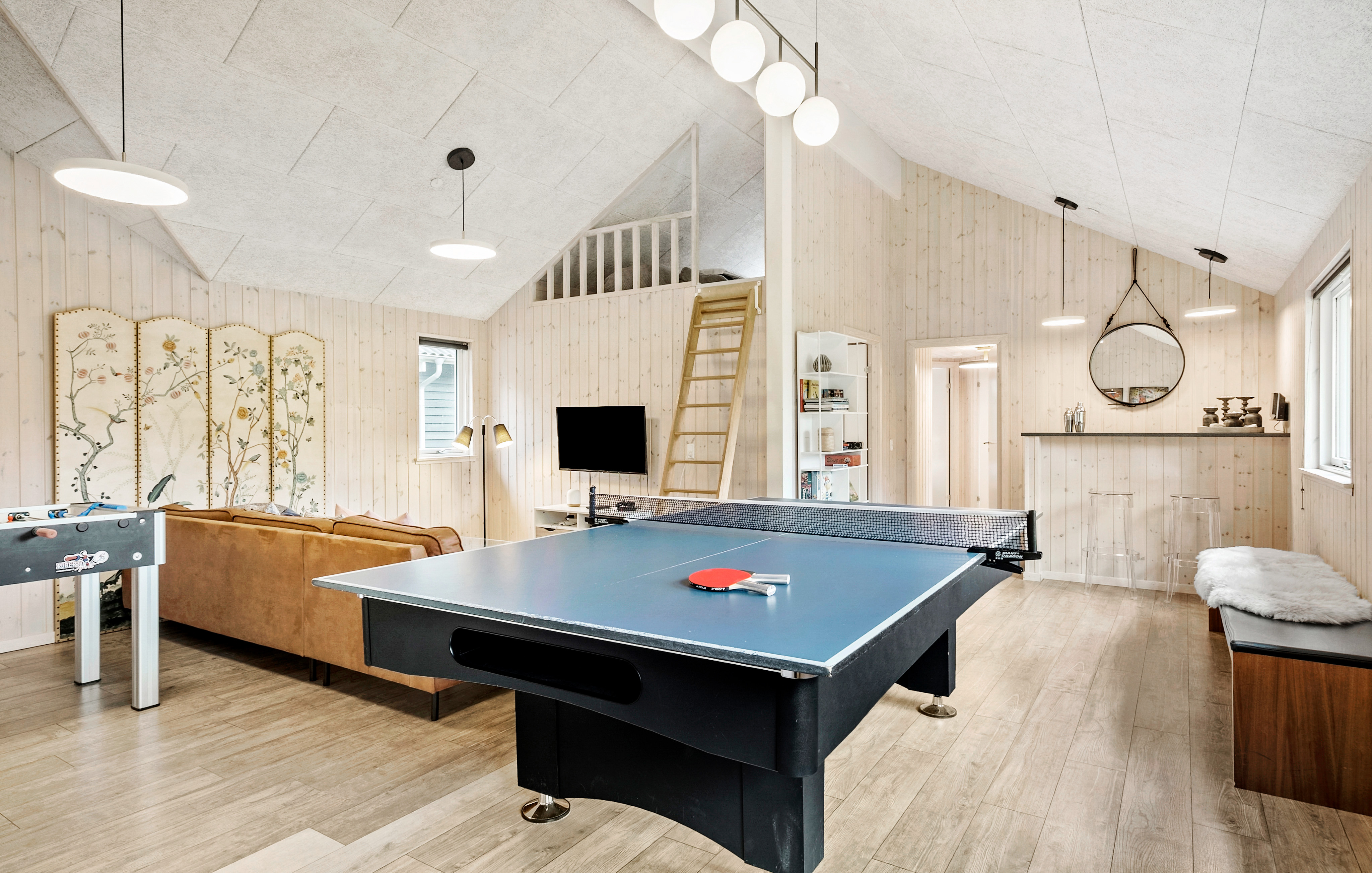 Neben den vielen schönen Stunden, die man im Poolbereich des Hauses verbringen kann, bietet das Luxusferienhaus 367 auch Spielevergnügen bei Billard/Tischtennis und Darts