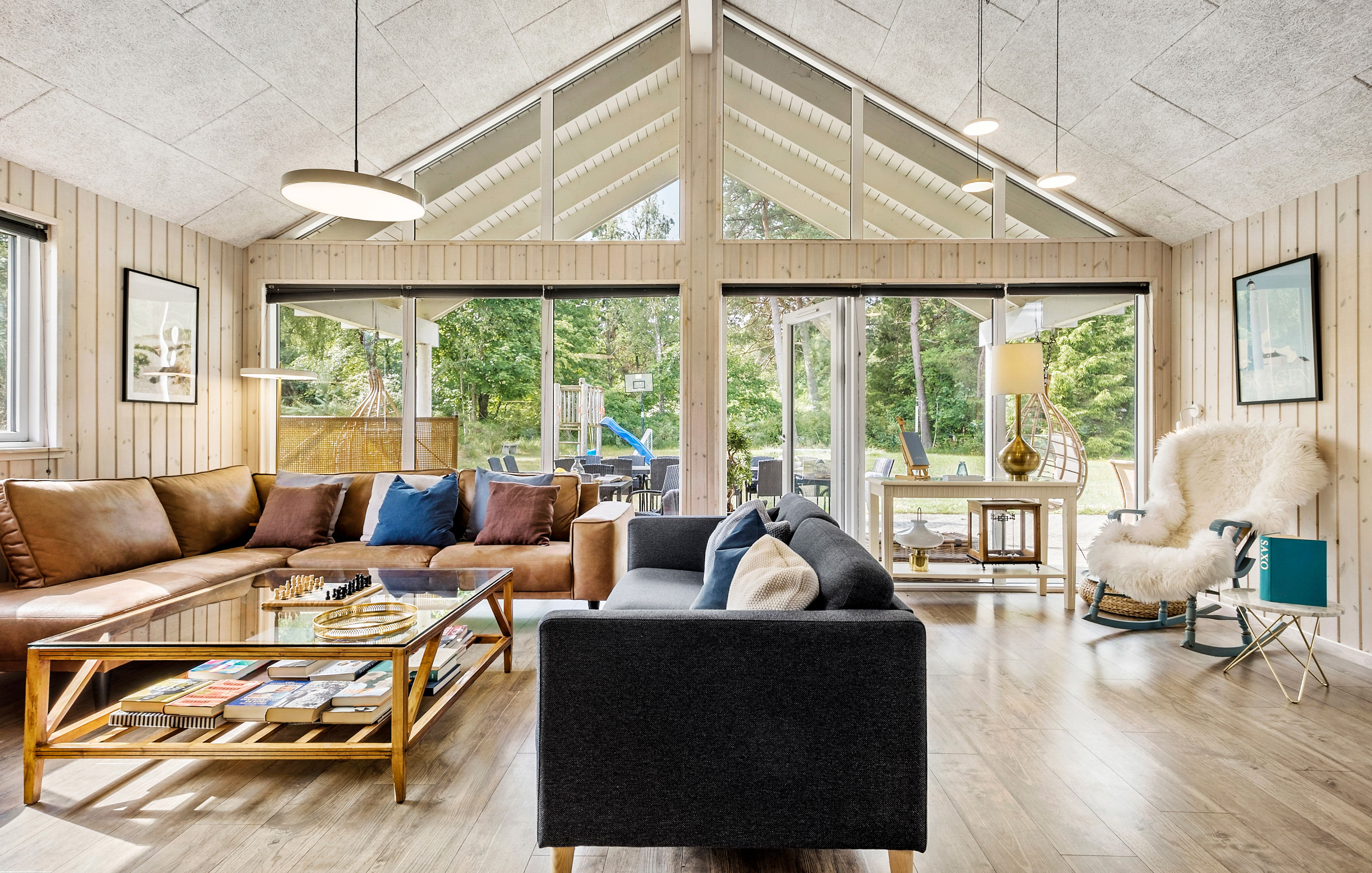 Die Couch im Luxusferienhaus Nr. 367 in Nordseeland lädt zu Gesellschaftsspielen oder zu Kinoabenden ein.