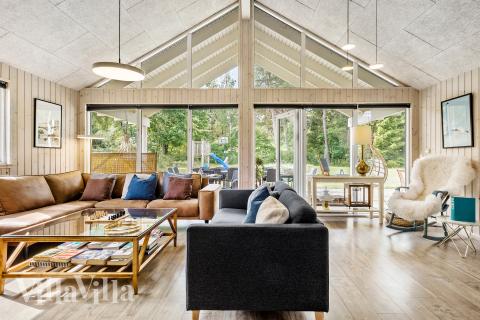 Die Couch im Luxusferienhaus Nr. 367 in Nordseeland lädt zu Gesellschaftsspielen oder zu Kinoabenden ein.