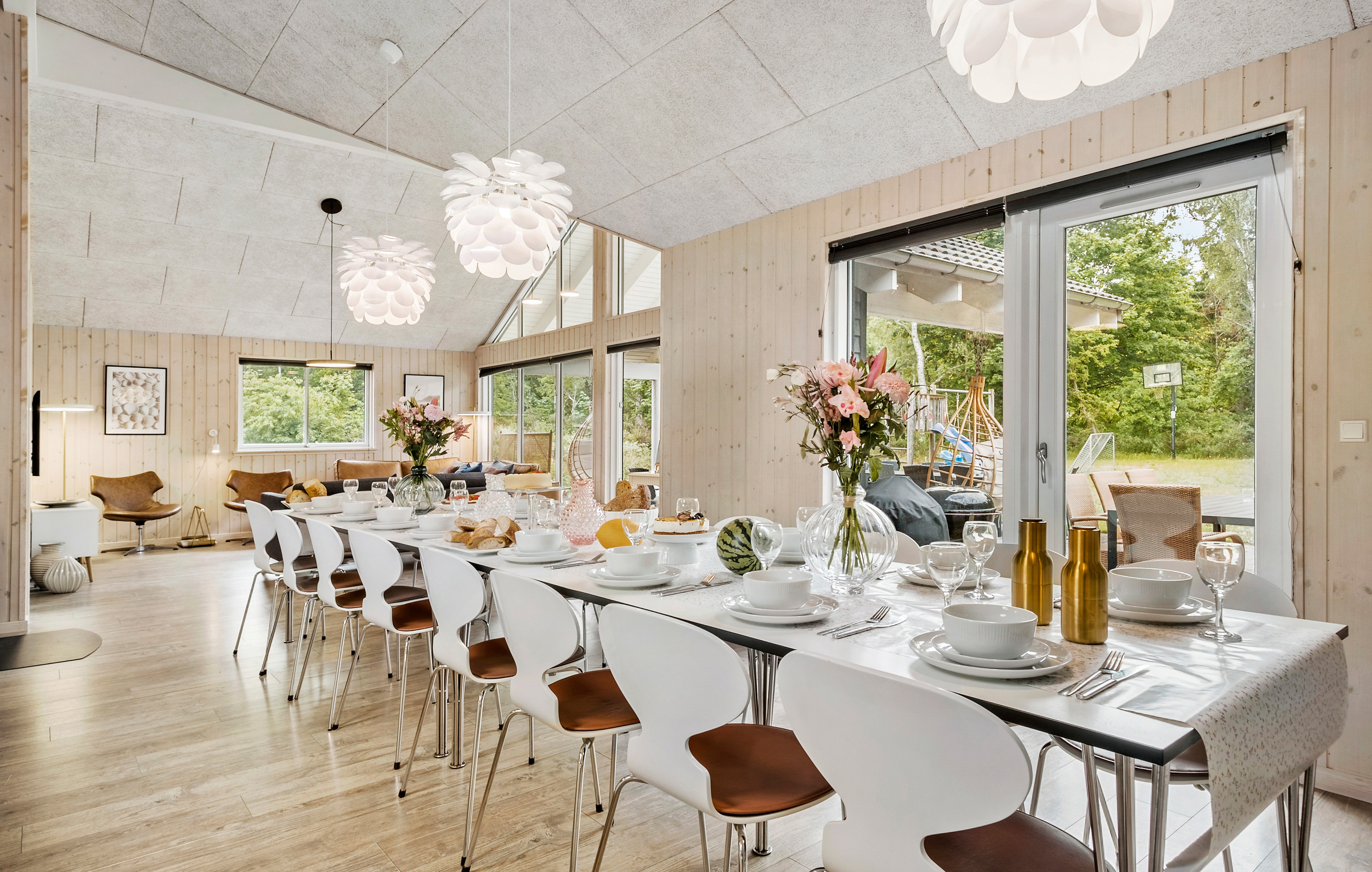 Der große, lichtdurchflutete Aufenthaltsraum im Luxusferienhaus Nr. 367 für 18.