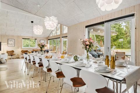 Der große, lichtdurchflutete Aufenthaltsraum im Luxusferienhaus Nr. 367 für 18.