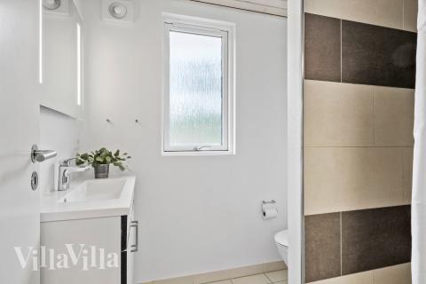 Eines der Badezimmer im Luxusferienhaus Nr. 367