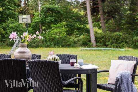 Auf der Terrasse des Ferienhauses Nr. 367 ist Platz für 18 Personen.