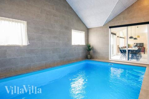 Das Ferienhaus 670 hat einen schicken Poolbereich mit Wasserrutsche, einem geräumigen, eingelassenen Whirlpool und einer Sauna.