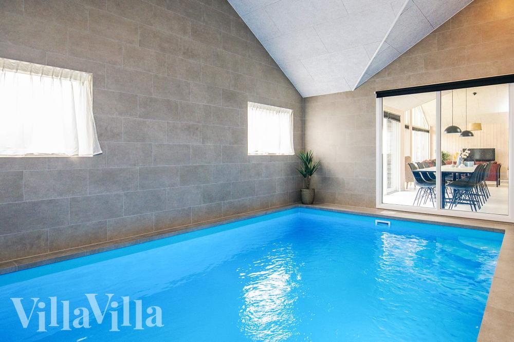 Das Ferienhaus 670 hat einen schicken Poolbereich mit Wasserrutsche, einem geräumigen, eingelassenen Whirlpool und einer Sauna.