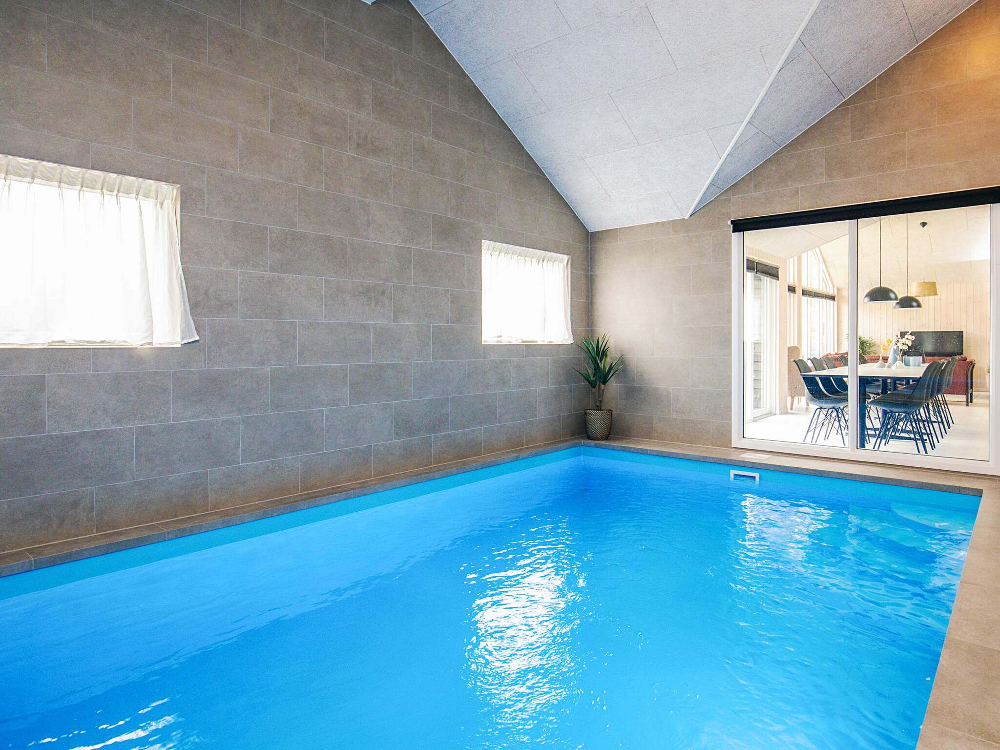 Das Ferienhaus 670 hat einen schicken Poolbereich mit Wasserrutsche, einem geräumigen, eingelassenen Whirlpool und einer Sauna.