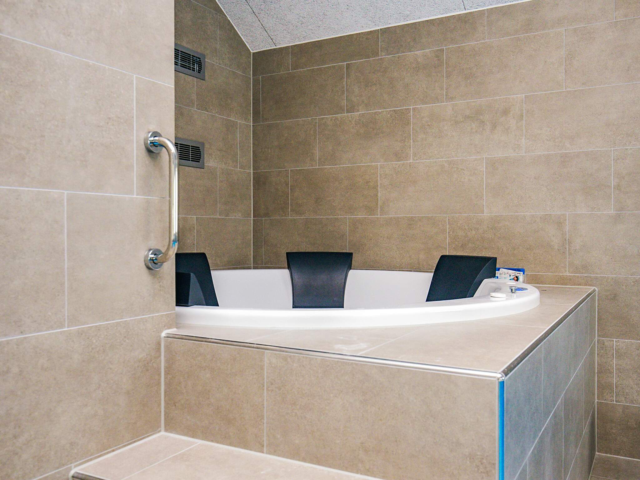 Genießen Sie den warmen Whirlpool im Luxusferienhaus Nr. 670 in Lolland/Falster/Mön