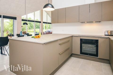 Die Küche in dem Luxusferienhaus Nr. 670 ist so gut ausgestattet, dass man problemlos Mahlzeiten für 12 Personen zubereiten kann.