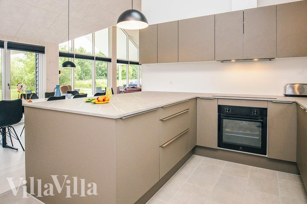 Die Küche in dem Luxusferienhaus Nr. 670 ist so gut ausgestattet, dass man problemlos Mahlzeiten für 12 Personen zubereiten kann.