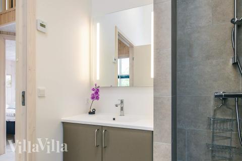 Eines der Badezimmer im Luxusferienhaus Nr. 670