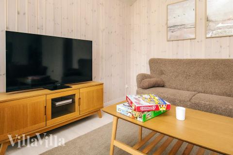 Die Couch im Luxusferienhaus Nr. 670 in Lolland/Falster/Mön lädt zu Gesellschaftsspielen oder zu Kinoabenden ein.