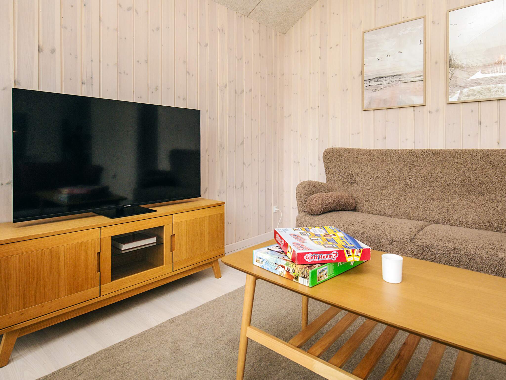 Die Couch im Luxusferienhaus Nr. 670 in Lolland/Falster/Mön lädt zu Gesellschaftsspielen oder zu Kinoabenden ein.