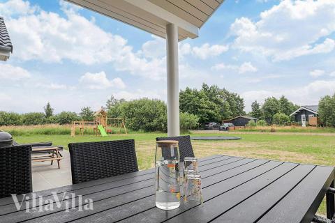 Genießen Sie einen Grillabend auf der Terrasse des Luxusferienhauses Nr. 670 in Lolland/Falster/Mön