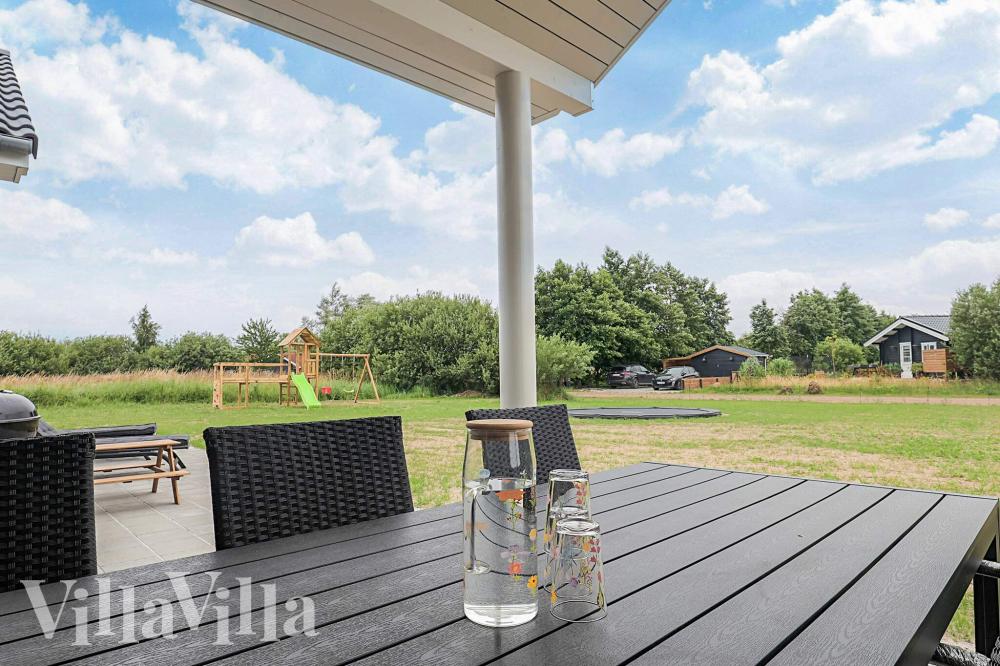 Genießen Sie einen Grillabend auf der Terrasse des Luxusferienhauses Nr. 670 in Lolland/Falster/Mön