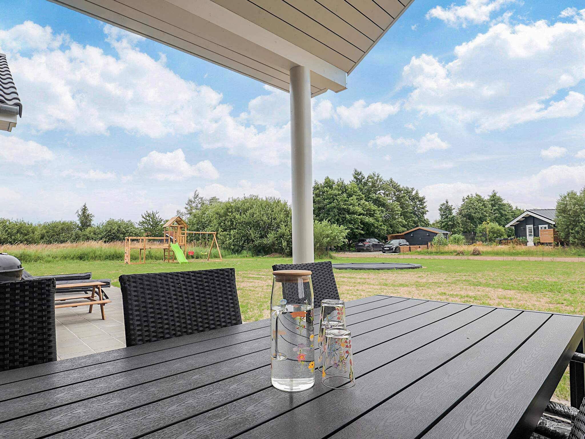Genießen Sie einen Grillabend auf der Terrasse des Luxusferienhauses Nr. 670 in Lolland/Falster/Mön