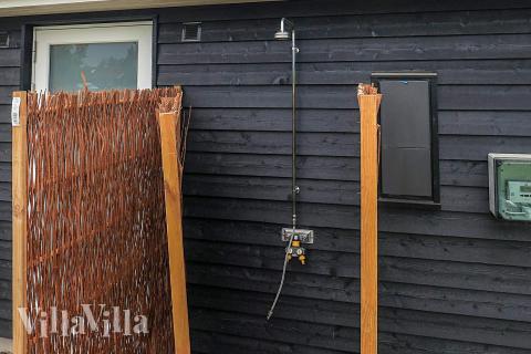 Zu dem attraktiven Ferienhaus Nr. 670 in Lolland/Falster/Mön gehört auch ein tolles Angebot im Außenbereich, z. B. Spieleturm und Schaukeln