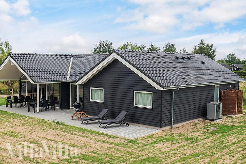 Dieses schöne Poolhaus Nr. 670 mit Platz für 12 Personen liegt in Lolland/Falster/Mön