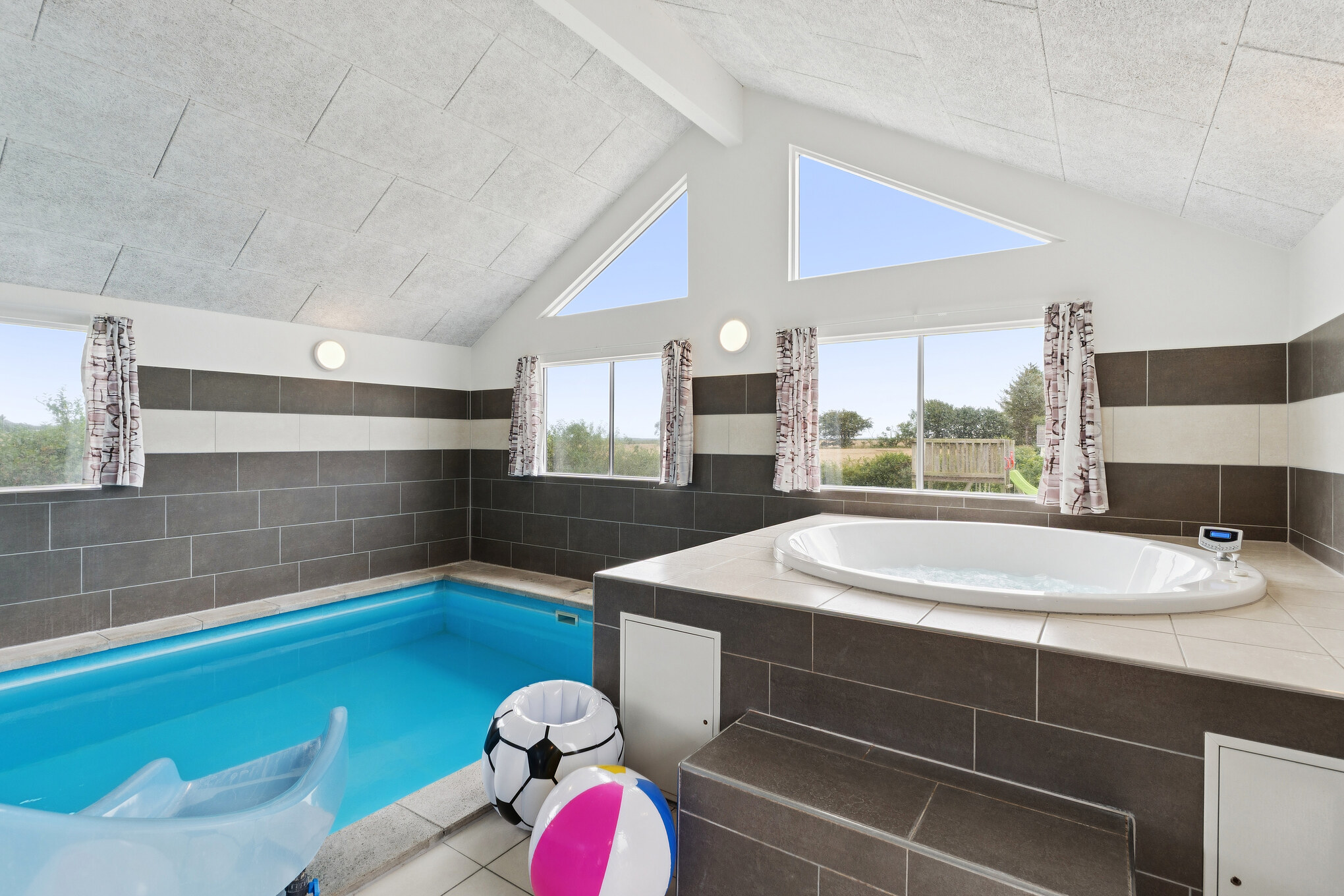 Genießen Sie den warmen Whirlpool im Luxusferienhaus Nr. 404 in Limfjord