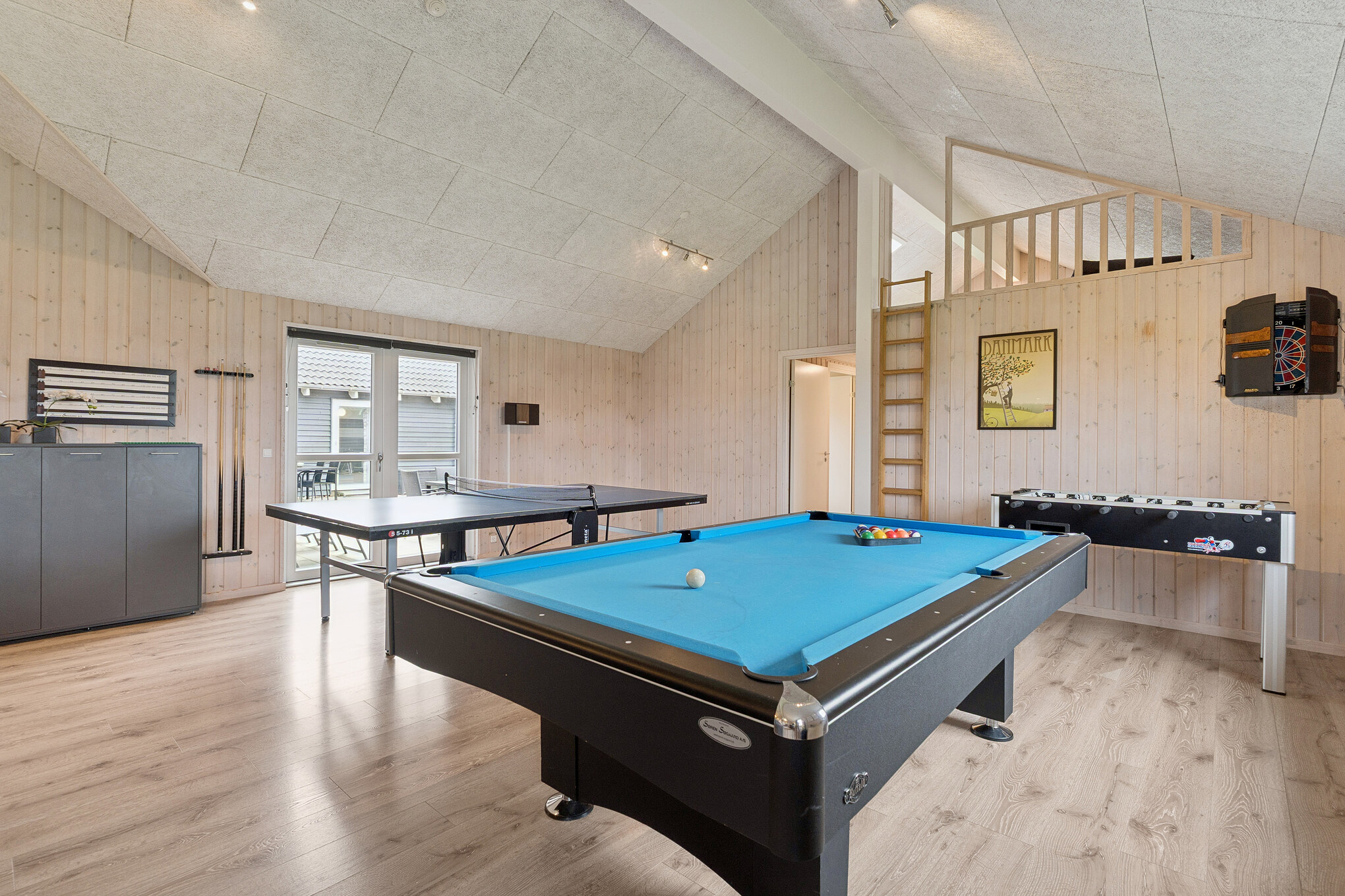 Neben den vielen schönen Stunden, die man im Poolbereich des Hauses verbringen kann, bietet das Luxusferienhaus 404 auch Spielevergnügen bei Billard/Tischtennis und Darts