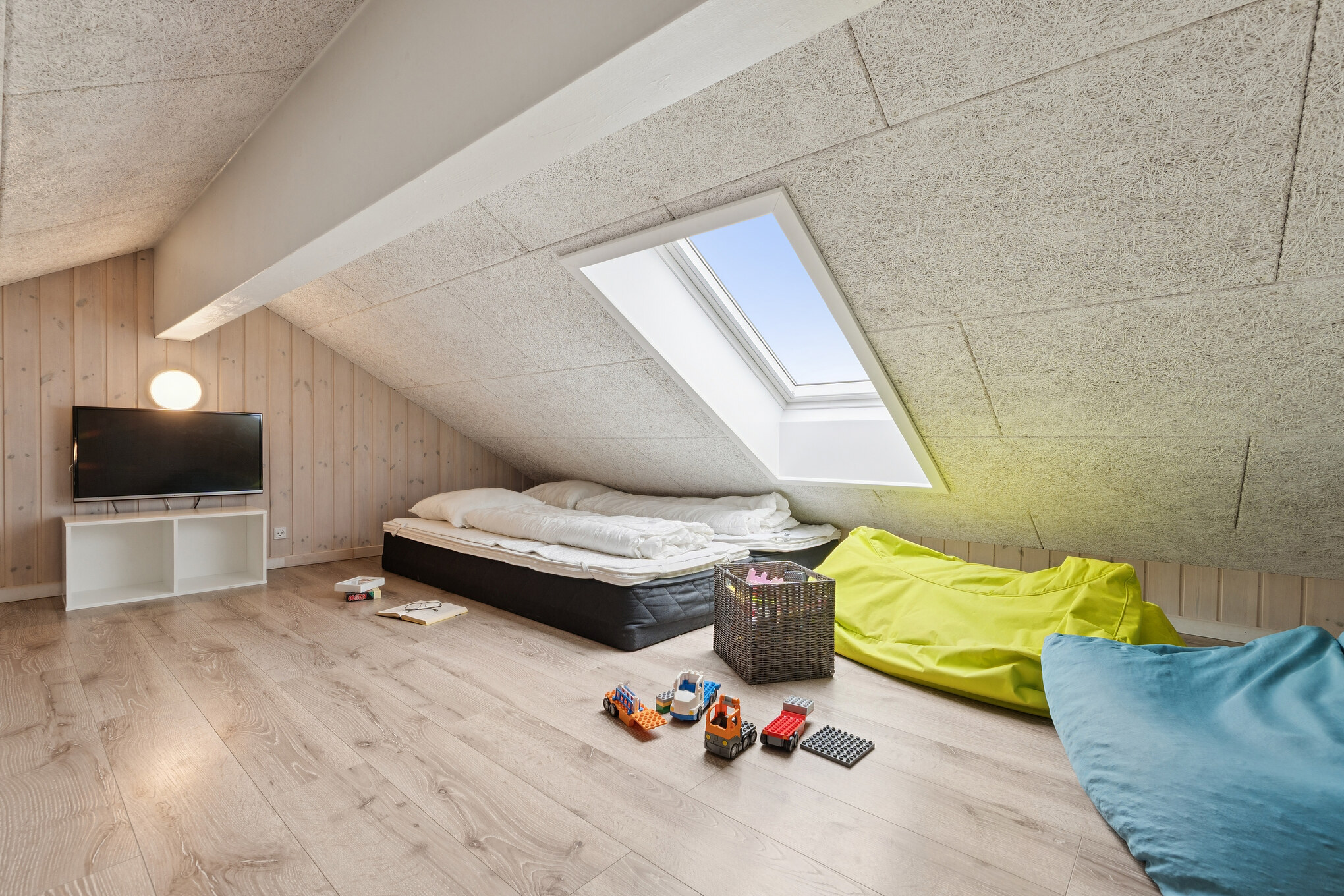 Einige der 24 Schlafgelegenheiten befinden sich im Luxusferienhaus Nr. 404 auf dem ausgebauten Dachboden