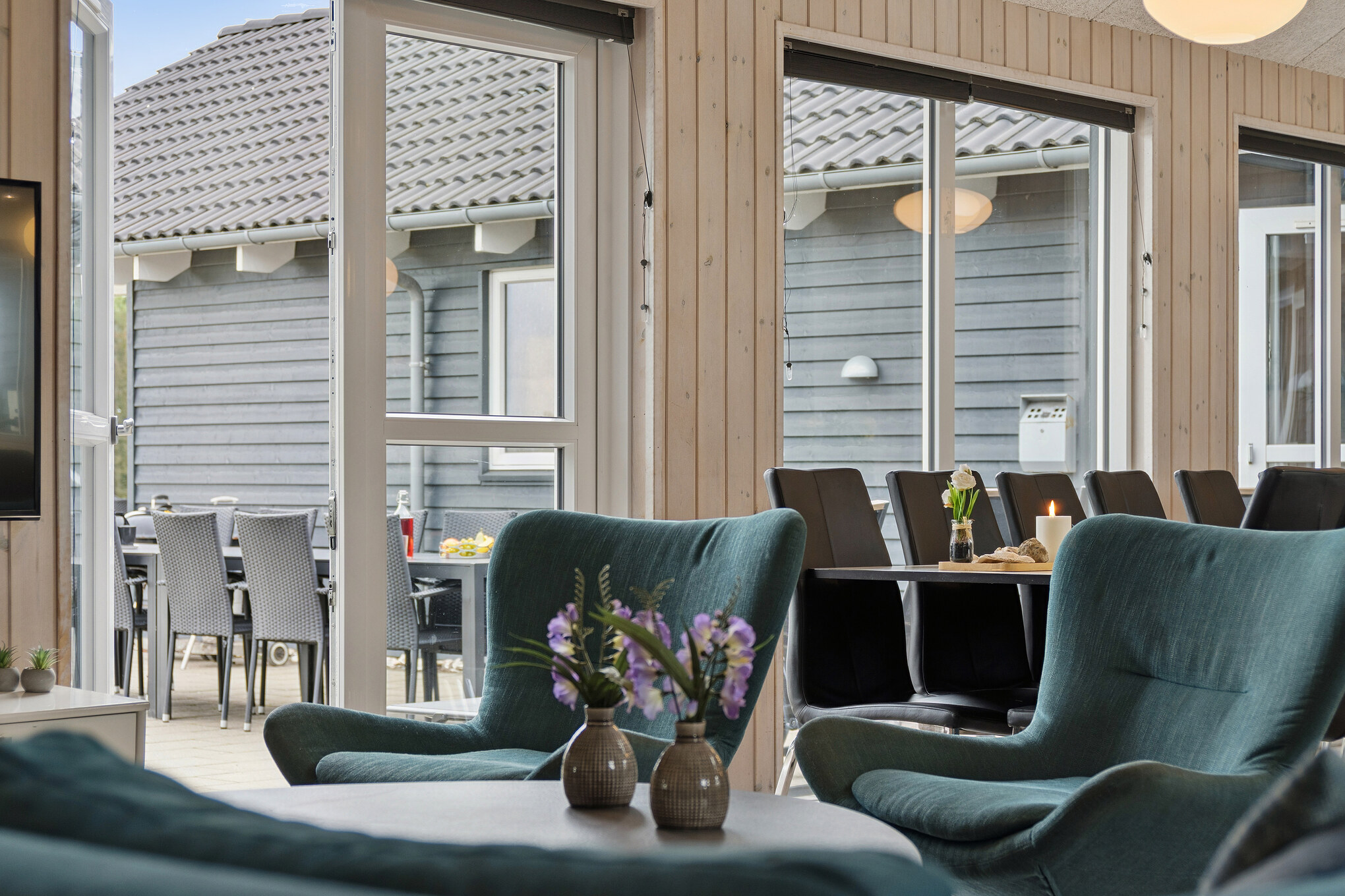 Die Couch im Luxusferienhaus Nr. 404 in Limfjord lädt zu Gesellschaftsspielen oder zu Kinoabenden ein.