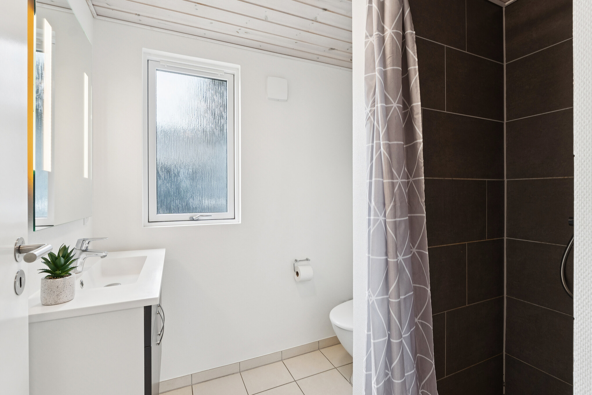 Eines der Badezimmer im Luxusferienhaus Nr. 404