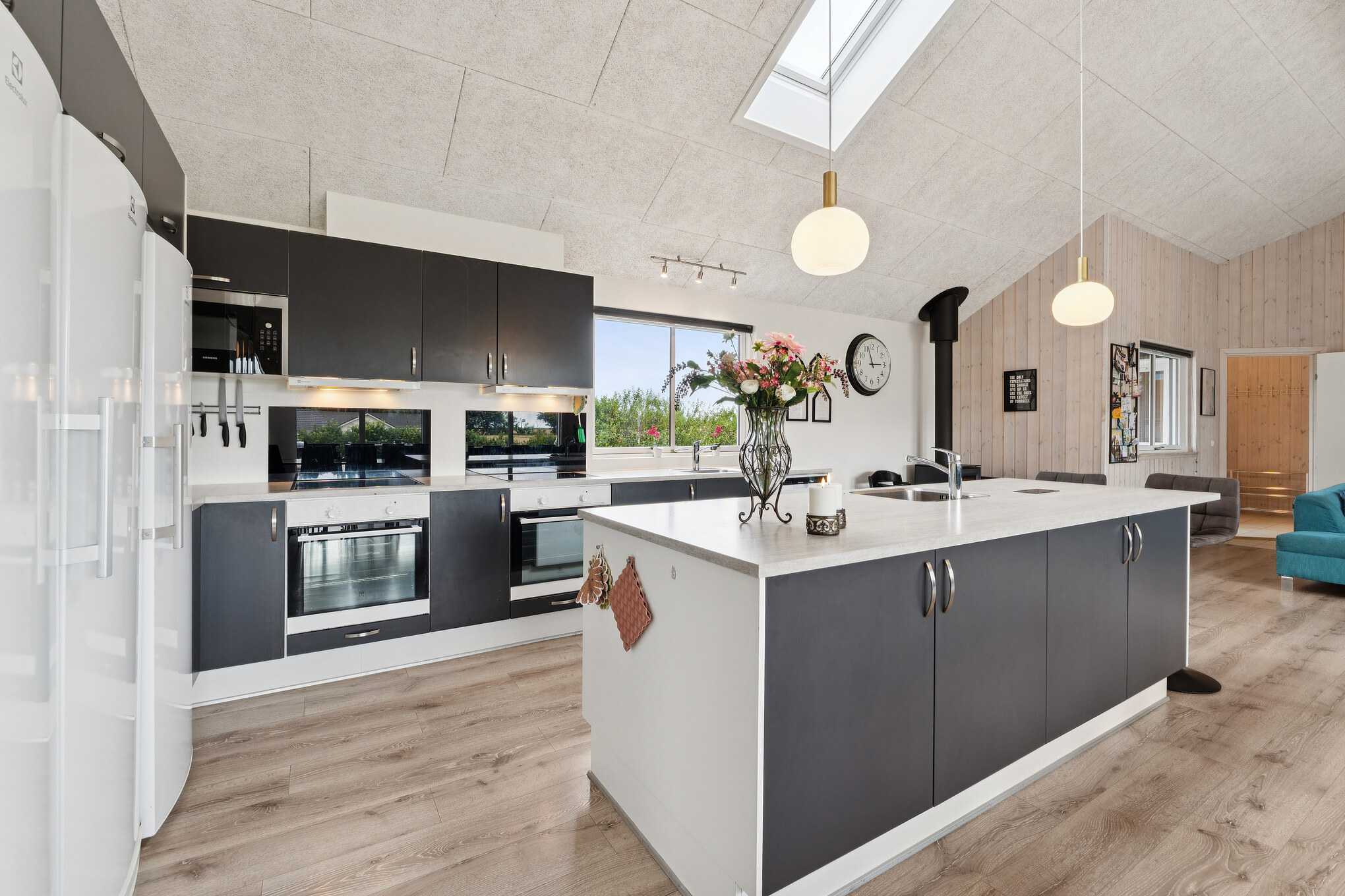 Die Küche in dem Luxusferienhaus Nr. 404 ist so gut ausgestattet, dass man problemlos Mahlzeiten für 24 Personen zubereiten kann.