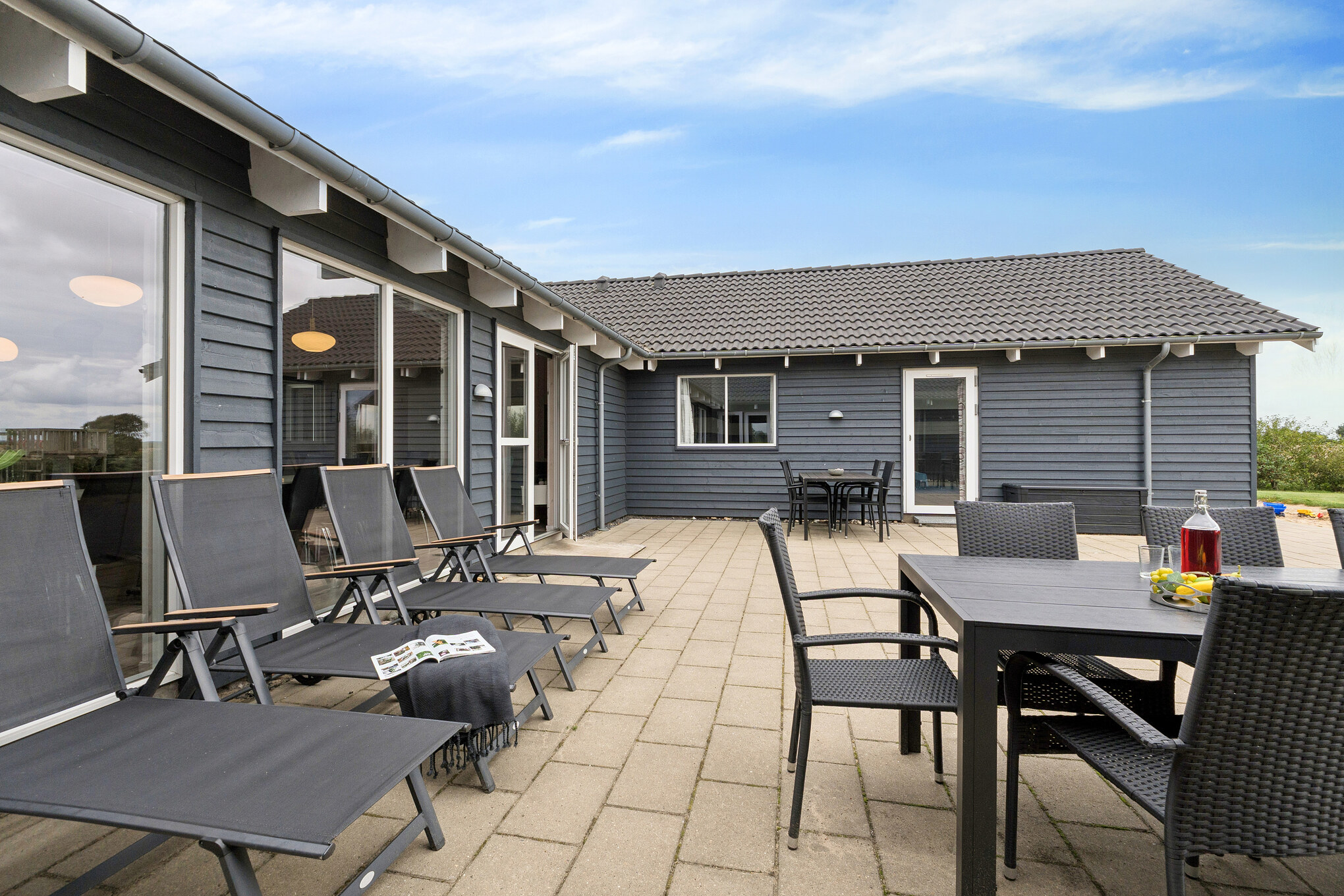 Genießen Sie einen Grillabend auf der Terrasse des Luxusferienhauses Nr. 404 in Limfjord