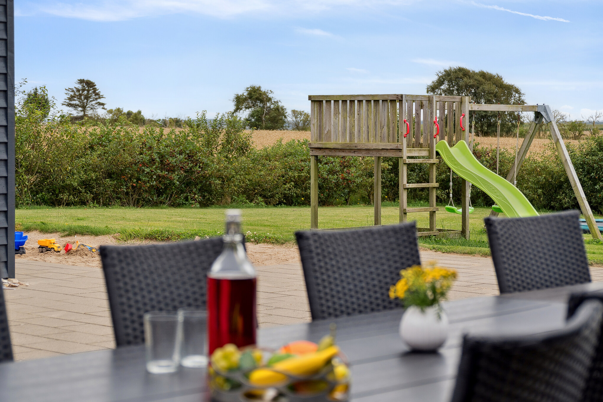 Auf der Terrasse des Ferienhauses Nr. 404 ist Platz für 24 Personen.