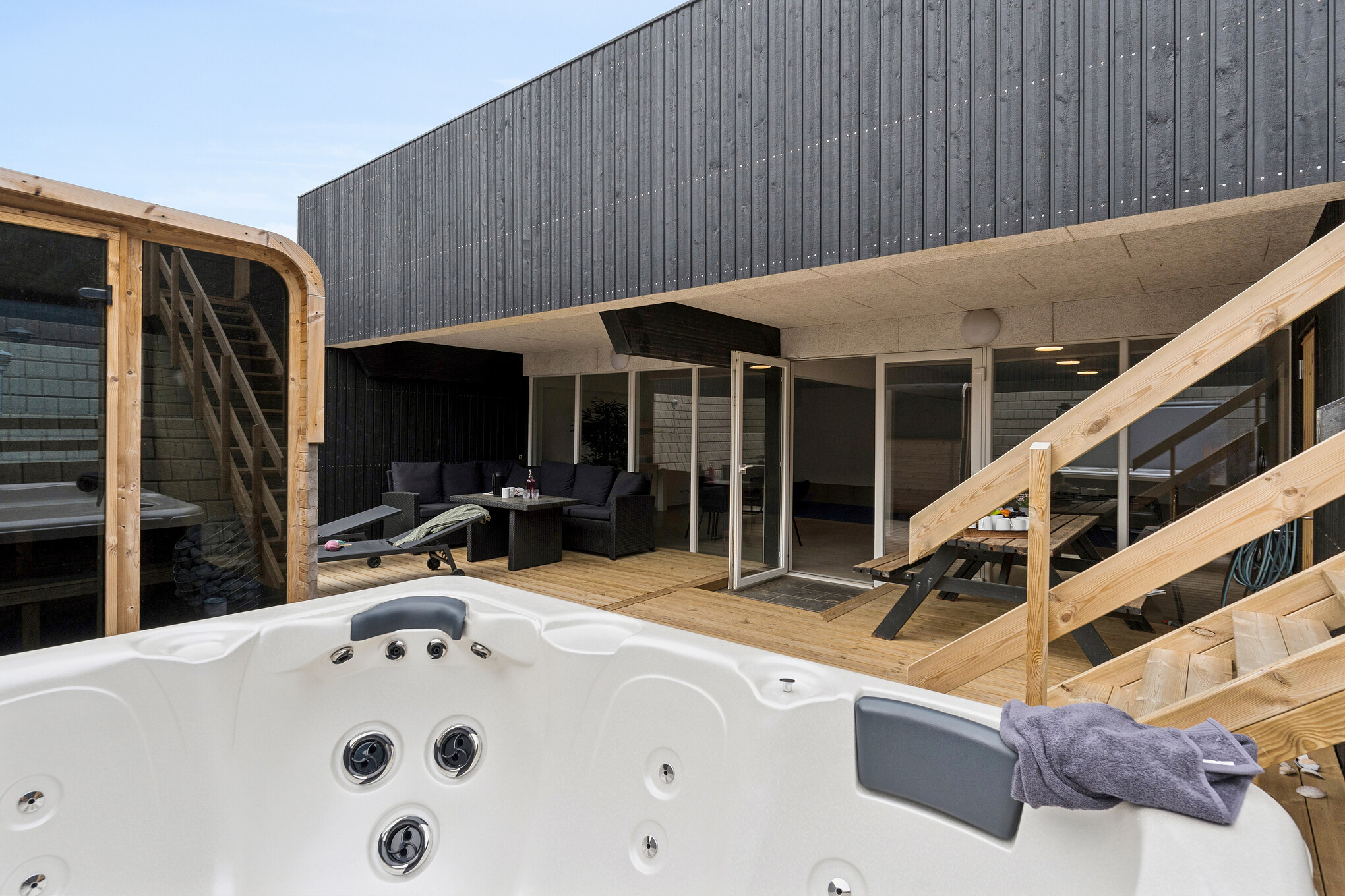 Genießen Sie den warmen Whirlpool im Luxusferienhaus Nr. 680 in Nordjütland