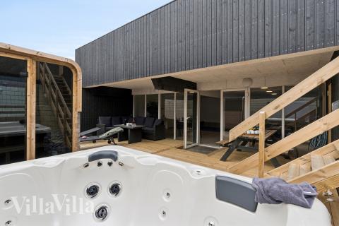 Genießen Sie den warmen Whirlpool im Luxusferienhaus Nr. 680 in Nordjütland