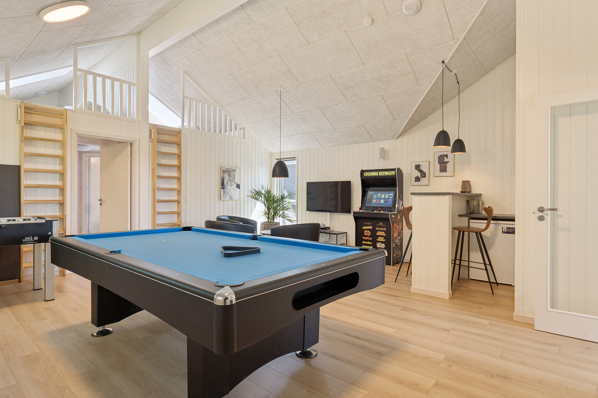 Neben den vielen schönen Stunden, die man im Poolbereich des Hauses verbringen kann, bietet das Luxusferienhaus 616 auch Spielevergnügen bei Billard/Tischtennis und Darts