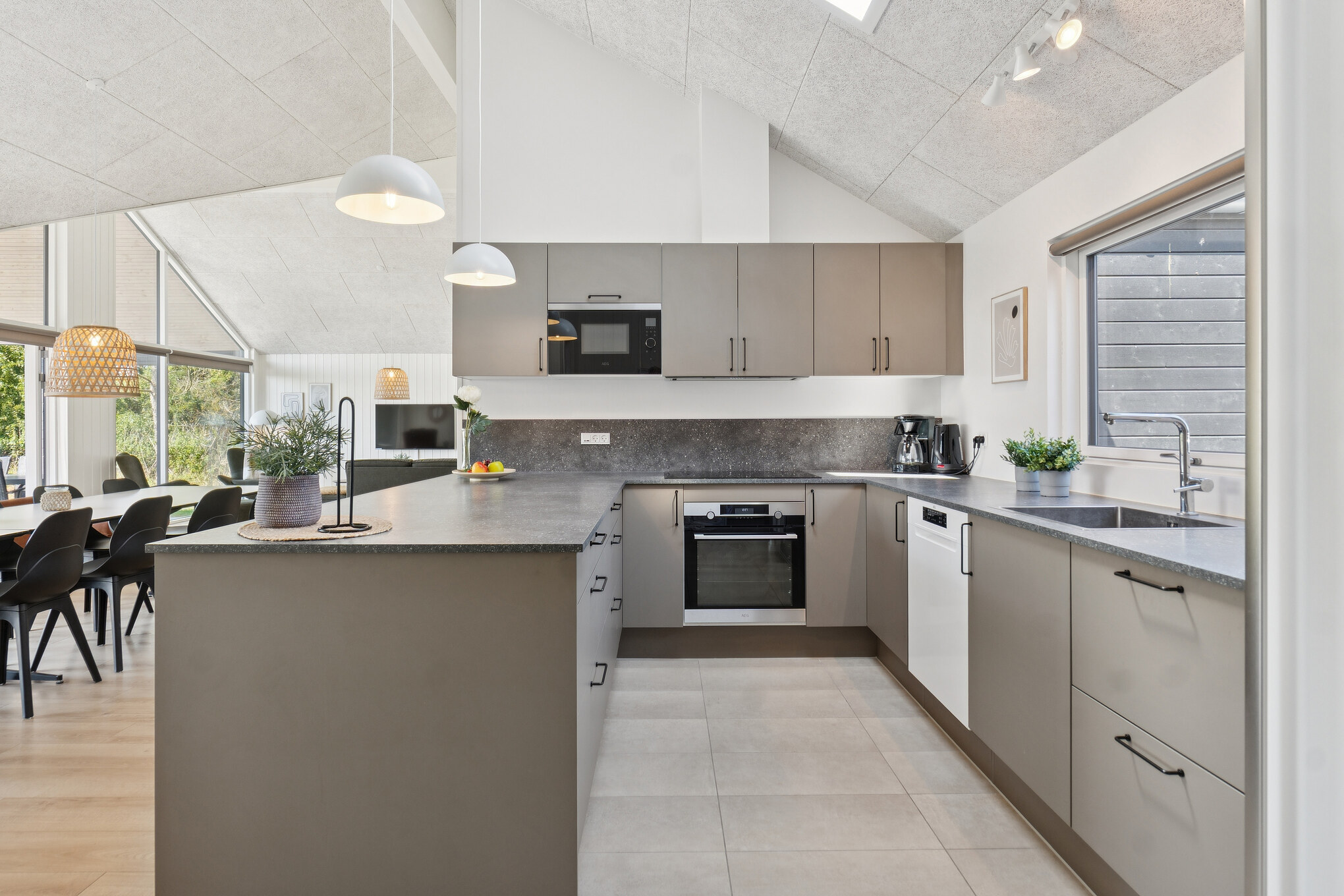 Die Küche in dem Luxusferienhaus Nr. 616 ist so gut ausgestattet, dass man problemlos Mahlzeiten für 16 Personen zubereiten kann.