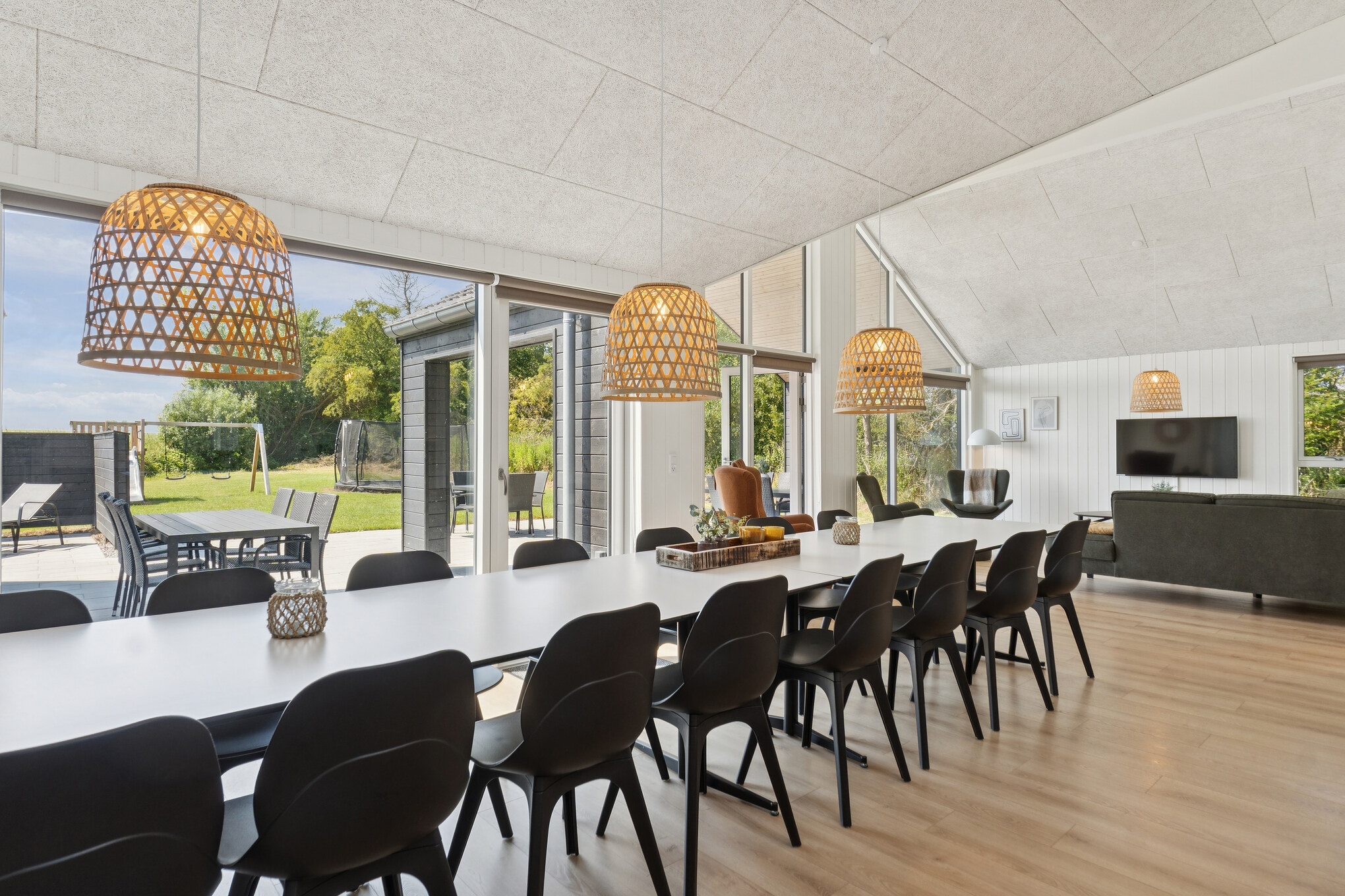 Der große, lichtdurchflutete Aufenthaltsraum im Luxusferienhaus Nr. 616 für 16.