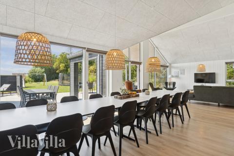 Der große, lichtdurchflutete Aufenthaltsraum im Luxusferienhaus Nr. 616 für 16.