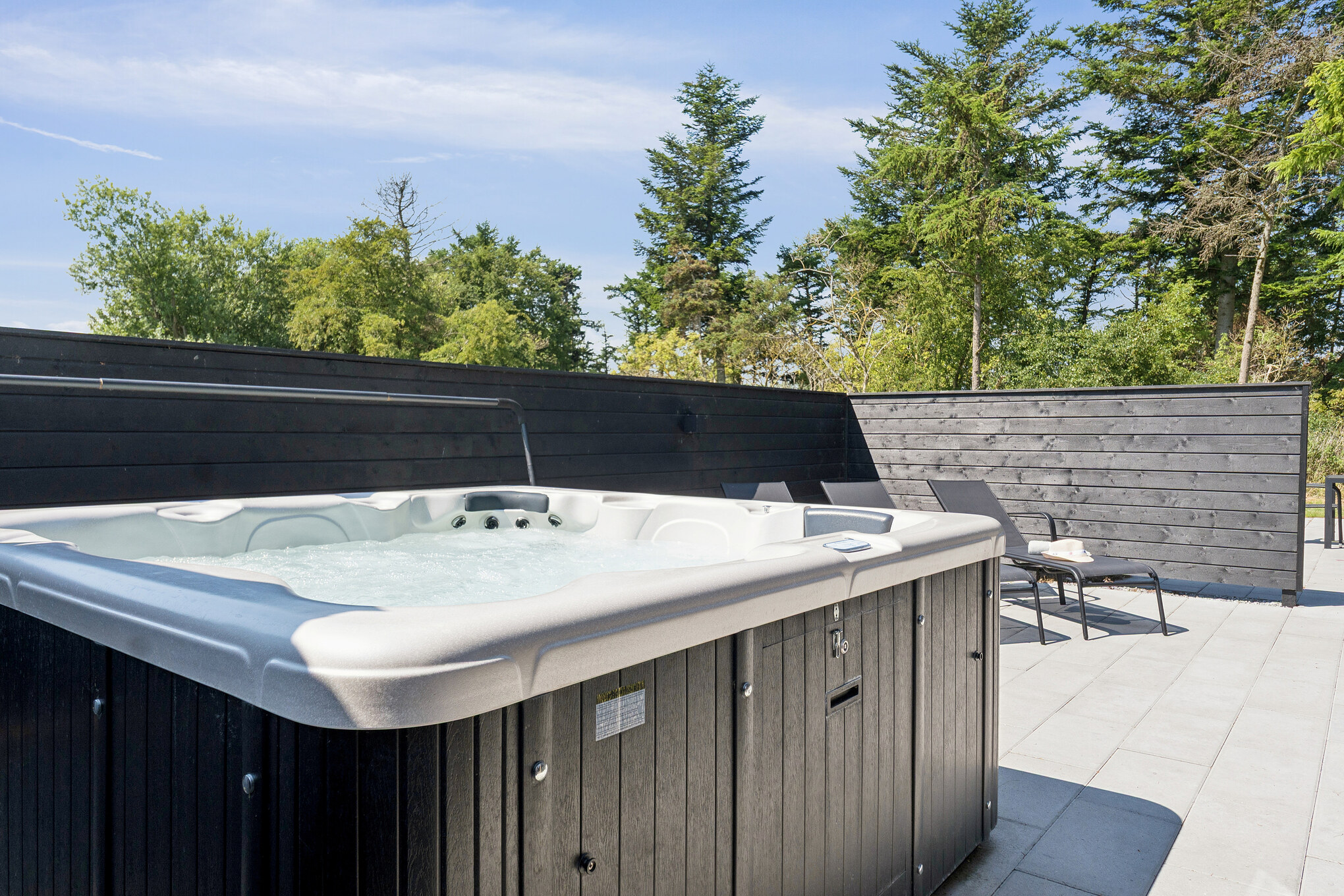 Genießen Sie den warmen Whirlpool im Luxusferienhaus Nr. 616 in Fünen und seine Inseln