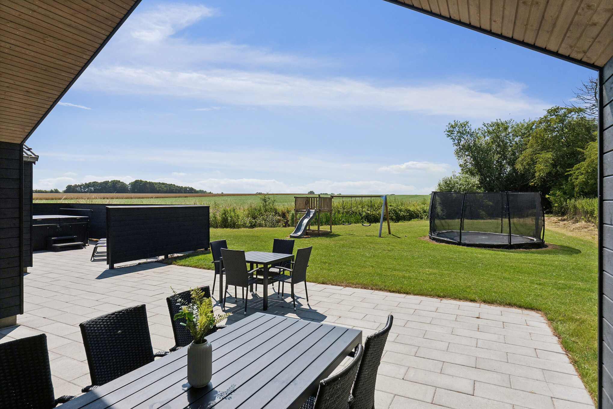 Genießen Sie einen Grillabend auf der Terrasse des Luxusferienhauses Nr. 616 in Fünen und seine Inseln
