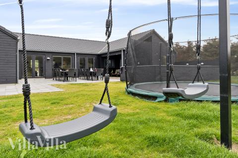 Zu dem attraktiven Ferienhaus Nr. 659 in Nordjütland gehört auch ein tolles Angebot im Außenbereich, z. B. Spieleturm und Schaukeln