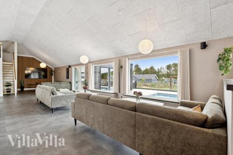 Die Couch im Luxusferienhaus Nr. 686 in Limfjord lädt zu Gesellschaftsspielen oder zu Kinoabenden ein.