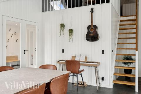 Der große, lichtdurchflutete Aufenthaltsraum im Luxusferienhaus Nr. 686 für 36.