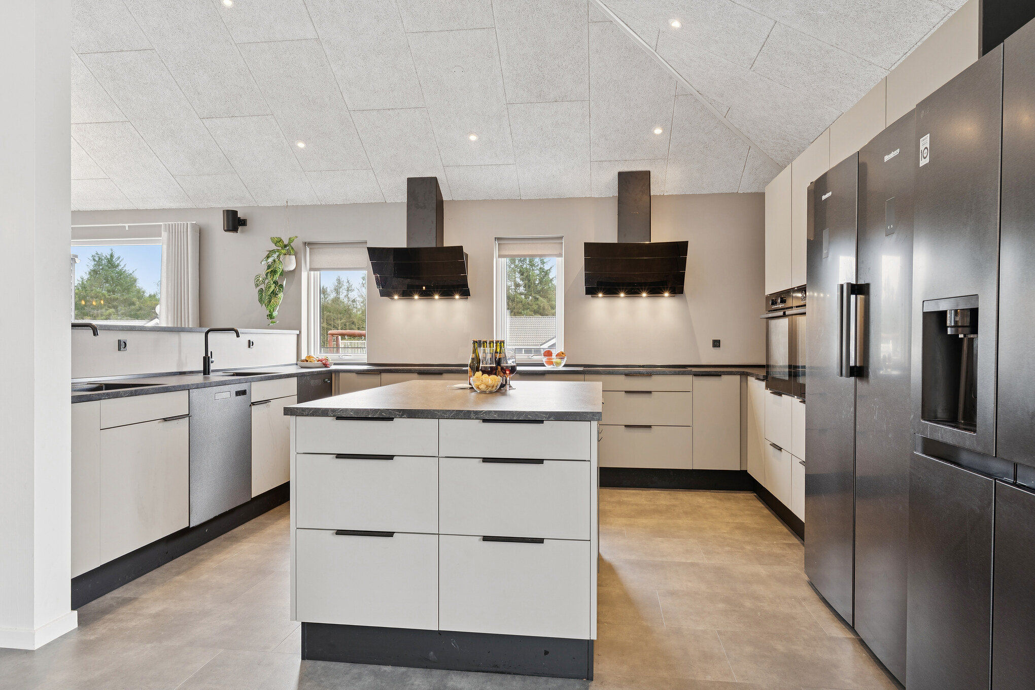 Die Küche in dem Luxusferienhaus Nr. 686 ist so gut ausgestattet, dass man problemlos Mahlzeiten für 36 Personen zubereiten kann.