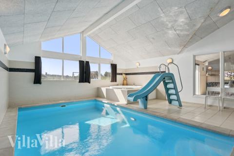 Das Ferienhaus 292 hat einen schicken Poolbereich mit Wasserrutsche, einem geräumigen, eingelassenen Whirlpool und einer Sauna.