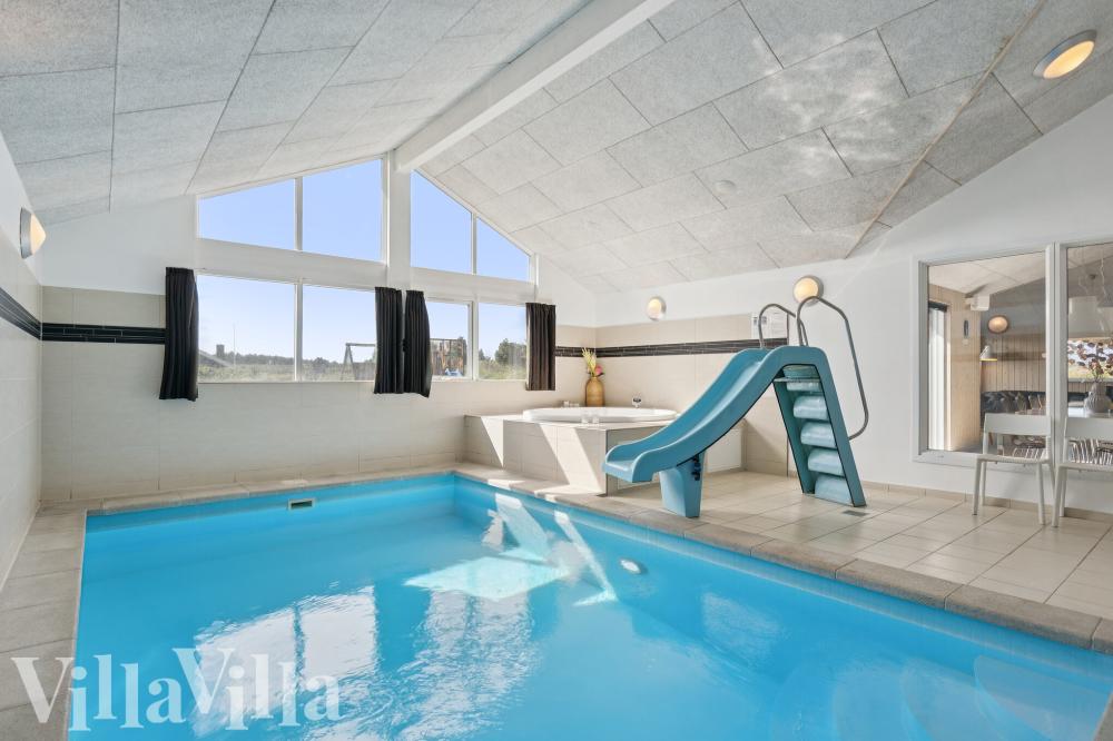 Das Ferienhaus 292 hat einen schicken Poolbereich mit Wasserrutsche, einem geräumigen, eingelassenen Whirlpool und einer Sauna.