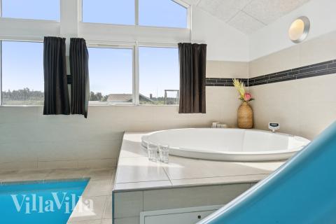 Genießen Sie den warmen Whirlpool im Luxusferienhaus Nr. 292 in Westjütland