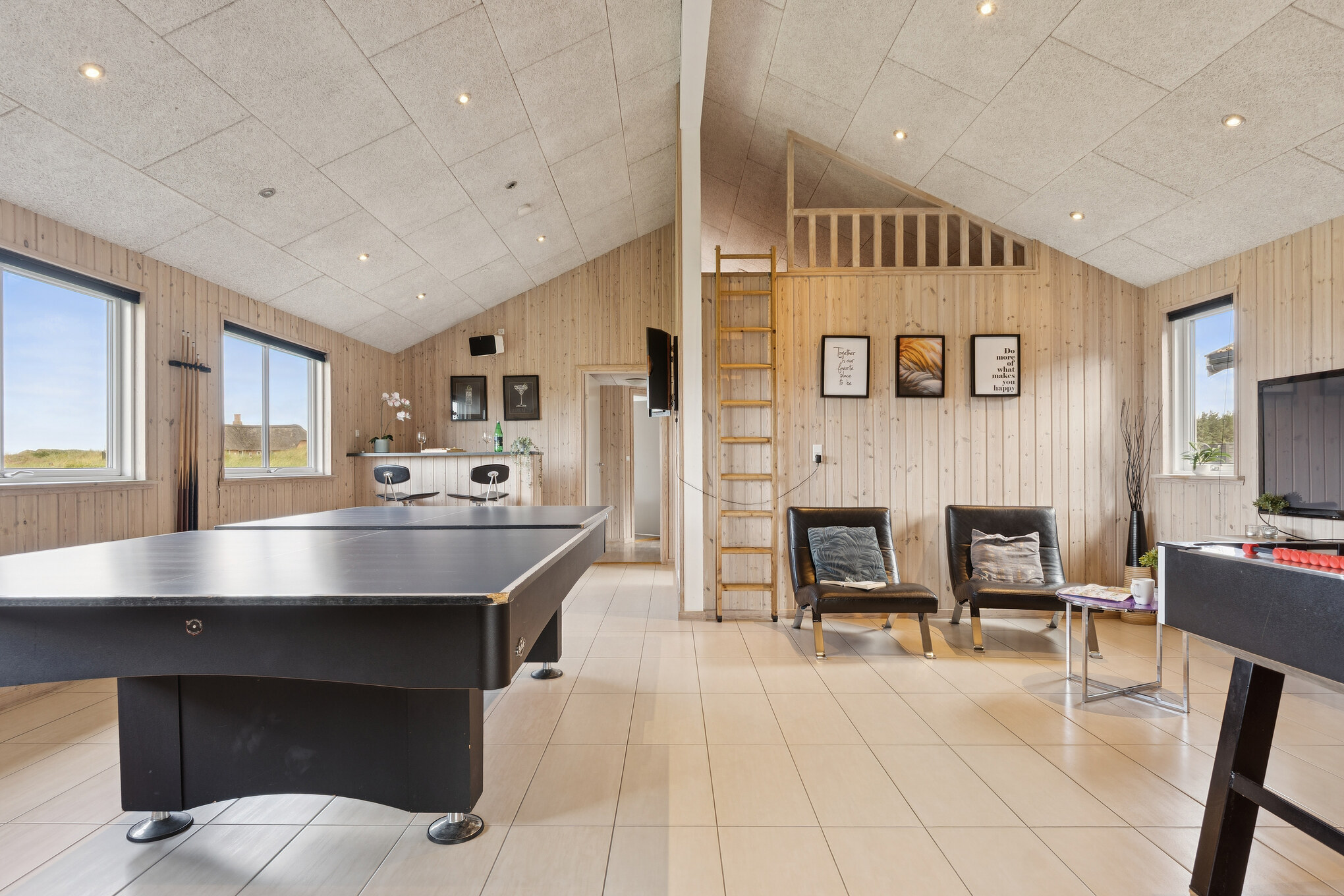 Neben den vielen schönen Stunden, die man im Poolbereich des Hauses verbringen kann, bietet das Luxusferienhaus 292 auch Spielevergnügen bei Billard/Tischtennis und Darts