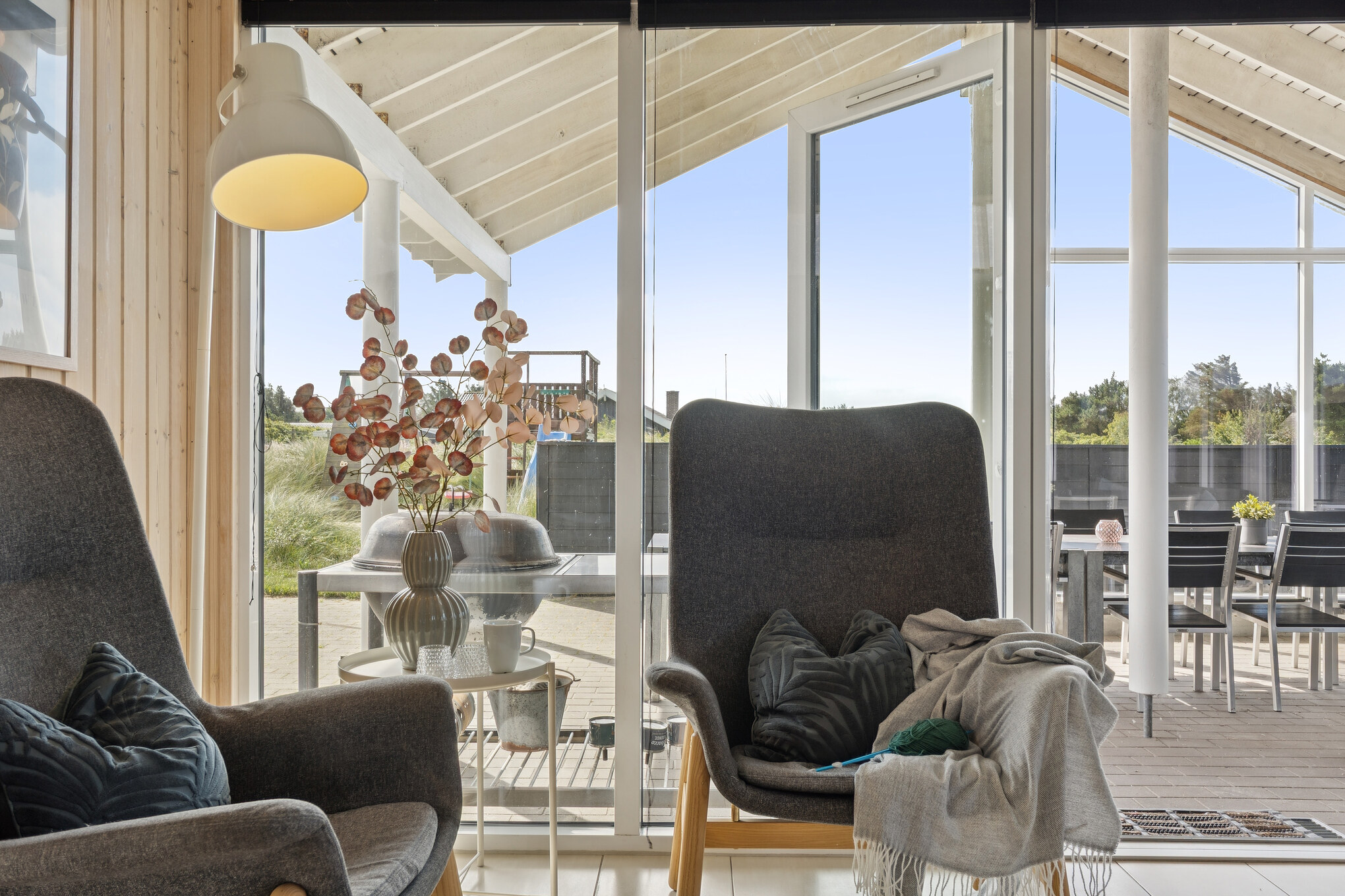 Die Couch im Luxusferienhaus Nr. 292 in Westjütland lädt zu Gesellschaftsspielen oder zu Kinoabenden ein.