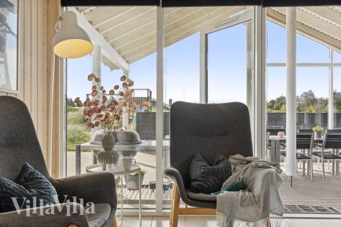 Die Couch im Luxusferienhaus Nr. 292 in Westjütland lädt zu Gesellschaftsspielen oder zu Kinoabenden ein.