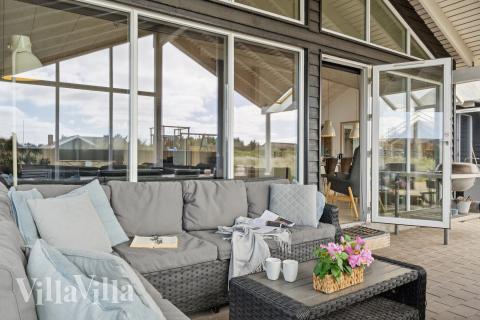 Auf der Terrasse des Ferienhauses Nr. 292 ist Platz für 18 Personen.