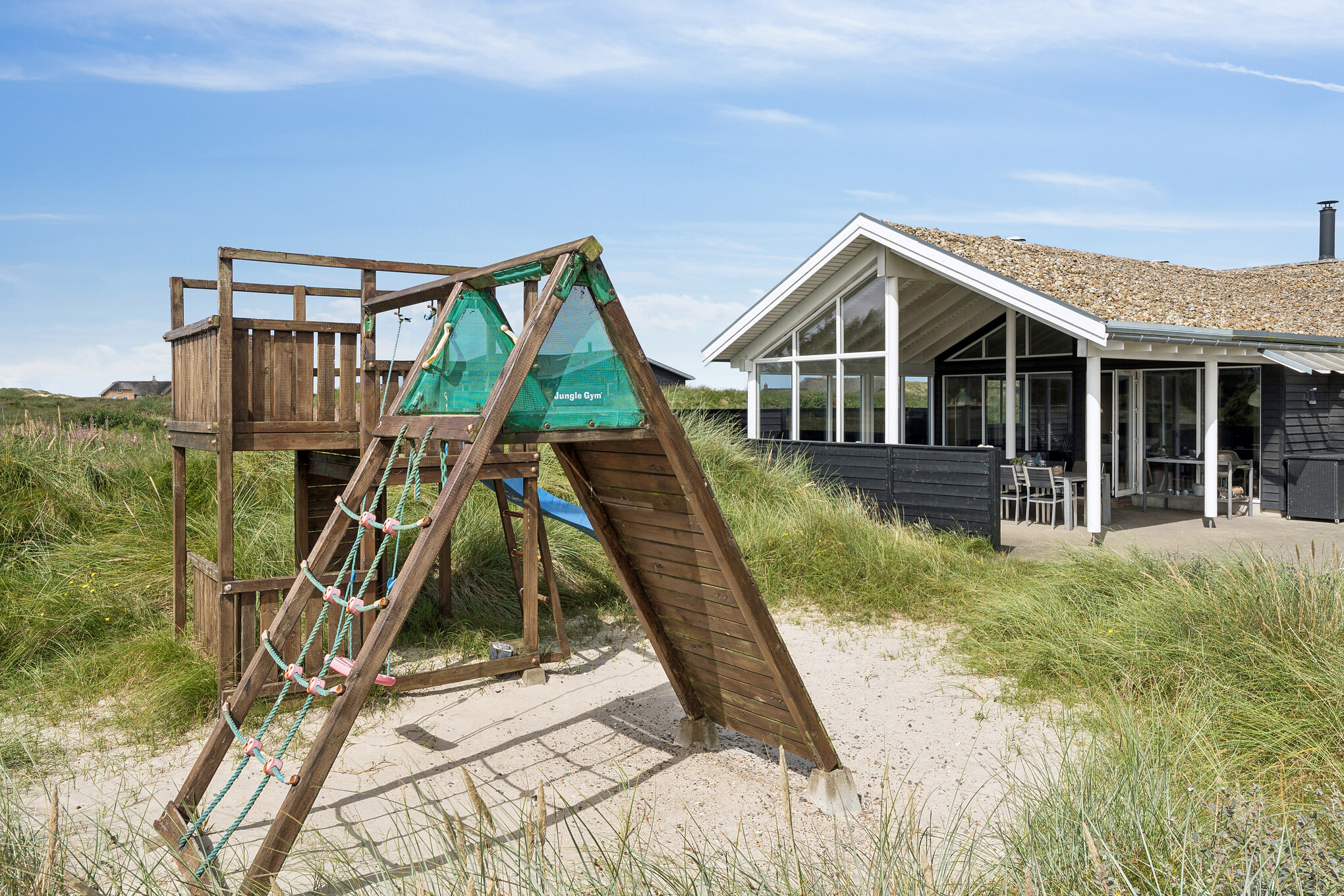 Zu dem attraktiven Ferienhaus Nr. 292 in Westjütland gehört auch ein tolles Angebot im Außenbereich, z. B. Spieleturm und Schaukeln