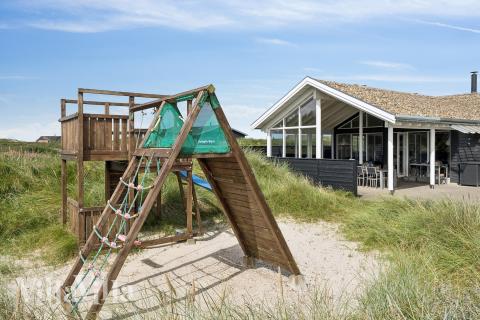 Zu dem attraktiven Ferienhaus Nr. 292 in Westjütland gehört auch ein tolles Angebot im Außenbereich, z. B. Spieleturm und Schaukeln